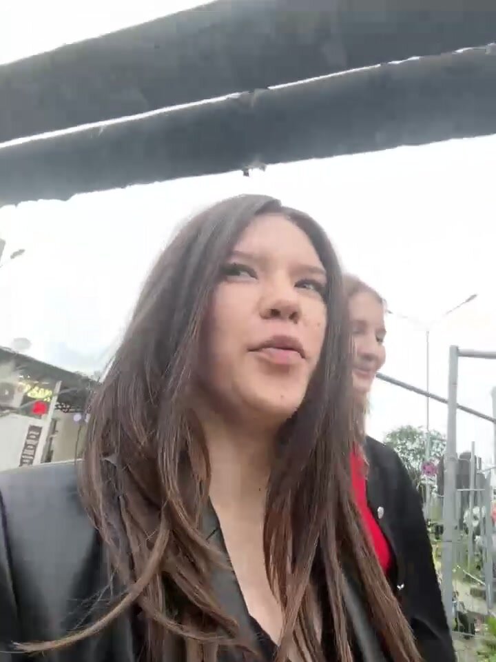 ShyAlika лижут соски на улице