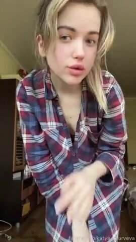 ДЕВИЦА ДРОЧИТ