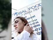 EleanoraStevenson на публике под юбкой