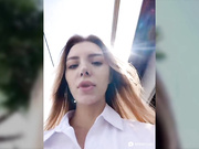 EleanoraStevenson на публике под юбкой