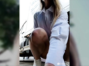 EleanoraStevenson на публике под юбкой
