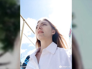 EleanoraStevenson на публике под юбкой