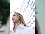 EleanoraStevenson на публике под юбкой