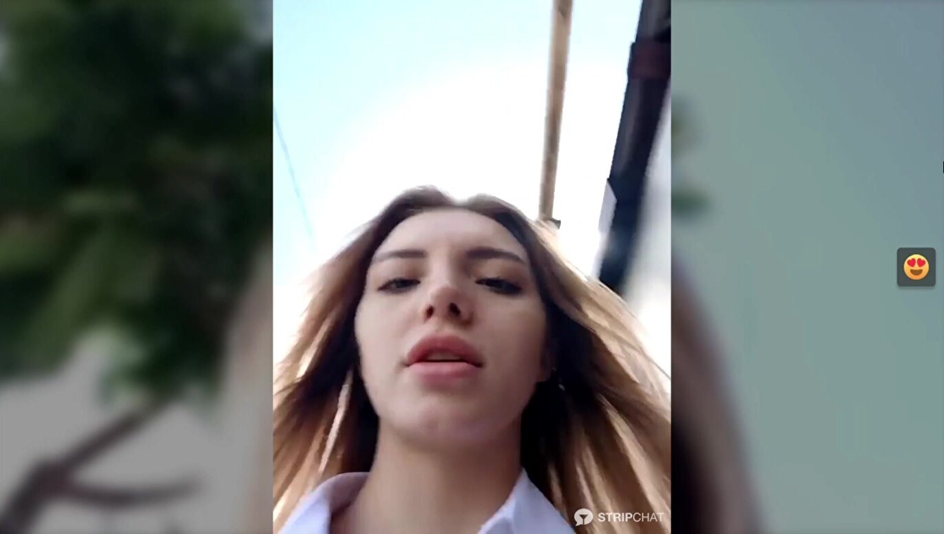 EleanoraStevenson на публике под юбкой