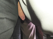 Сладкая жопа девушки доставила мне много удовольствия в автобусе