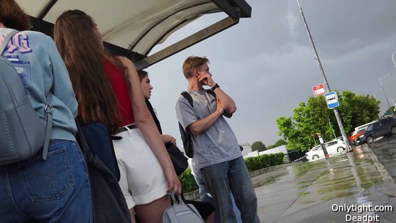 Сладкая жопа девушки доставила мне много удовольствия в автобусе