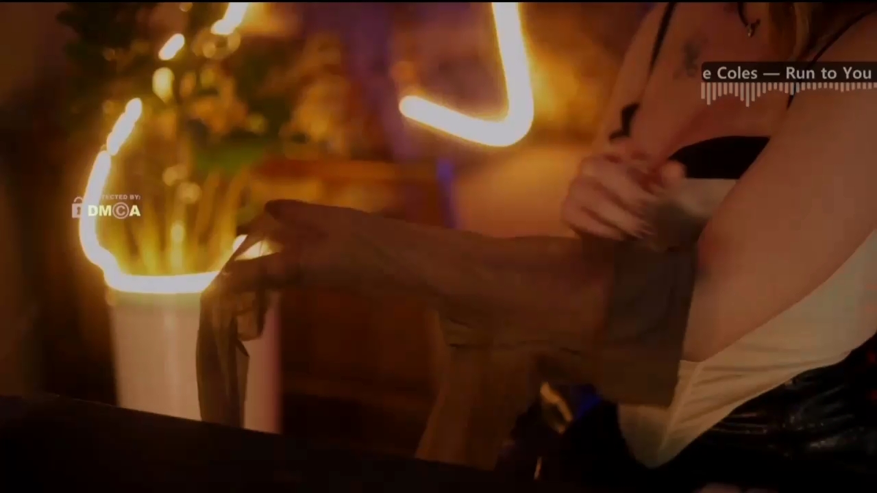 D_i_aM одевает светло-коричневые колготки