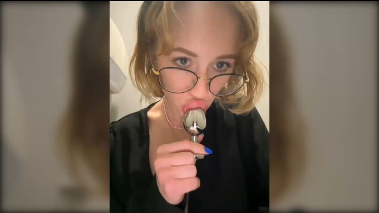 LiiBaby большую пробку в анал  в туалете ТЦ-2