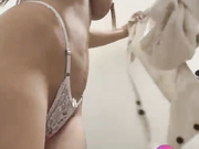 Orgazmia дрочит в общественном туалете