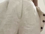 Orgazmia дрочит в общественном туалете