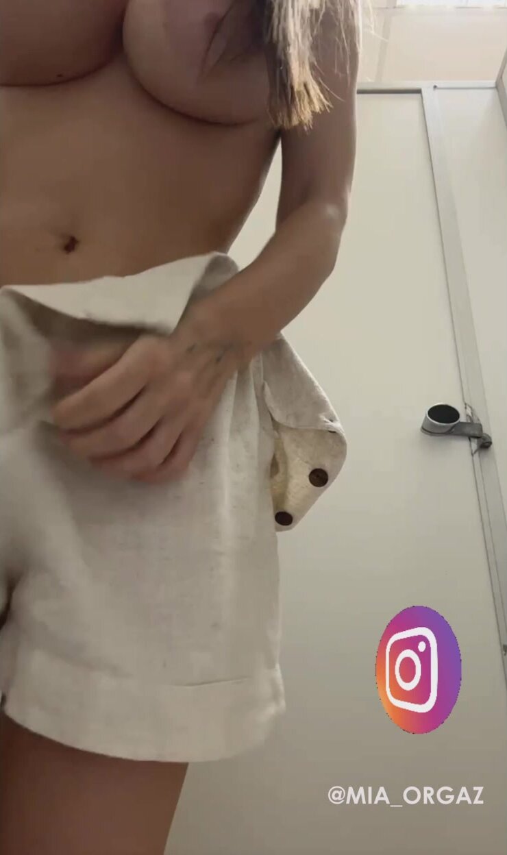 Orgazmia дрочит в общественном туалете