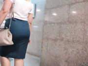 Жопа зрелой женщины поласкала мой член в автобусе