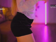 D_i_aM засветила трусики во время танца-2