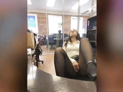 Valeriankaa дрочит в колготках на работе-1ч.