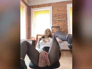 Valeriankaa дрочит в колготках на работе-3ч.