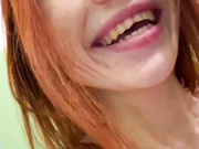 Golden_flower в туалете с дилдо