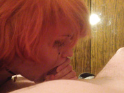 Шлюха сосет хуй