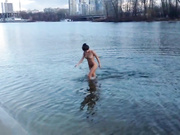 Инна плавает