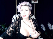 AimeeParadise (Aimee Hot MILF): Зрелая вебкам-шлюха насаживается пиздой на разные бутылки .!.