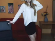 Cloe пытается насадиться на елдак