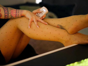 D_i_aM апскирт в колготках в горошек