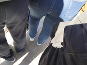 Кончил на большую шикарную жопу зрелой мамки в джинсах