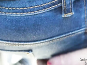 Кончил на большую шикарную жопу зрелой мамки в джинсах