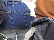 Кончил на большую шикарную жопу зрелой мамки в джинсах