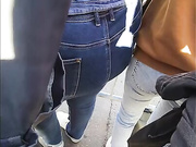 Кончил на большую шикарную жопу зрелой мамки в джинсах