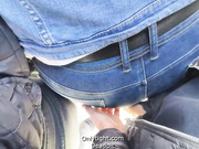 Кончил на большую шикарную жопу зрелой мамки в джинсах