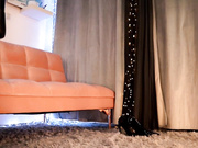 D_i_aM апскирт в колготках на диване