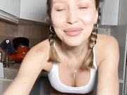 Sweet peach раздевается на кухне