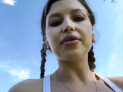 SweetPeach показала сиськи на улице