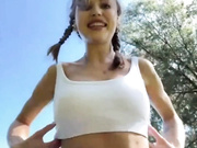 SweetPeach показала сиськи на улице