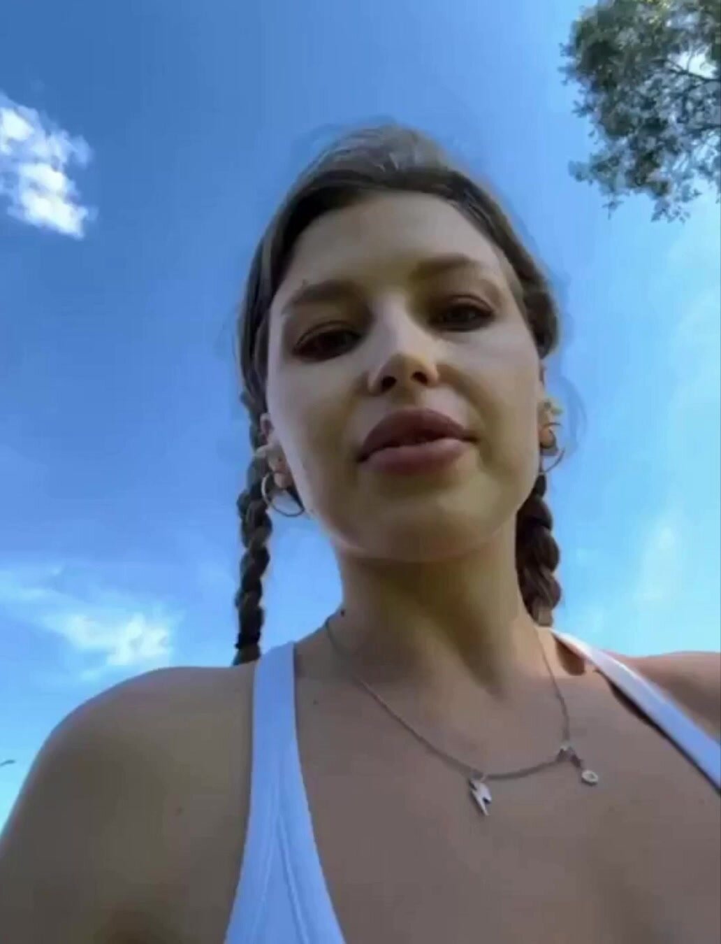 SweetPeach показала сиськи на улице