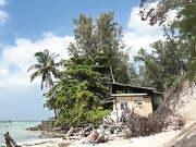 Девица дрочит на пляже