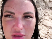 Девица дрочит на пляже