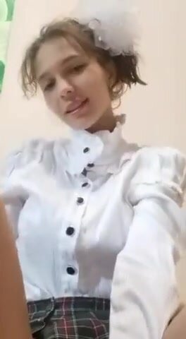 Девица дрочит