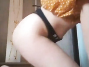 Девица дрочит