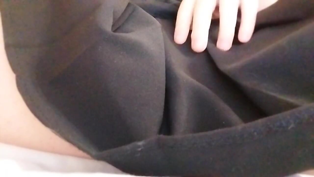 Девица дрочит