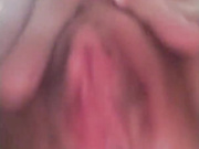 Девица дрочит