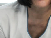 Девица сама себя трахает