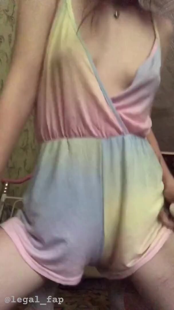 Девица дрочит