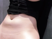 Девица сама себя трахает