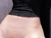 Девица сама себя трахает