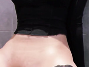 Девица сама себя трахает