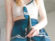 Девица дрочит