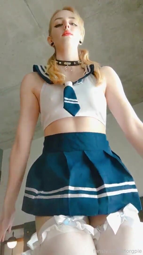 Девица дрочит