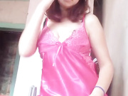 Девица сама себя трахает