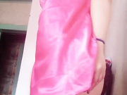 Девица сама себя трахает